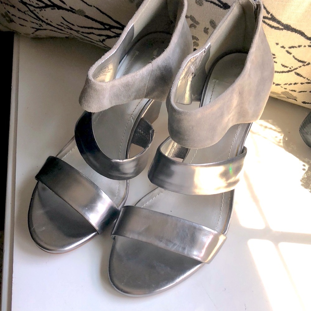 BCBG Orianthi sandal dress shoe grey leather suede & metallic silver straps